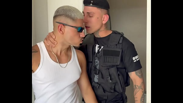 POLICIAL SAFADO COME CUZINHO DE MALOCA